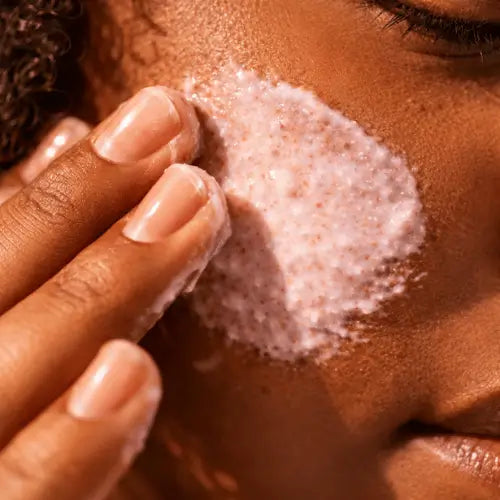 Une fille afro qui applique une crème de la Soins visage & corps de Ladies Univers